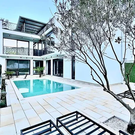 Dream River Escape Villa *